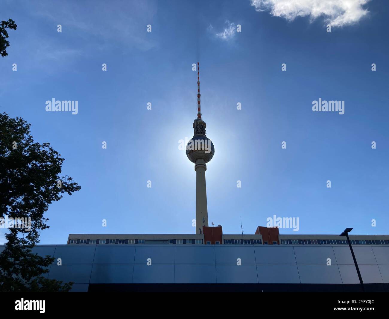 Il Berliner Fernsehturm (torre della televisione) ad Alexanderplatz. Mitte, Berlino, Germania. 10 settembre 2022. - Immagine stock catturata con smartphone