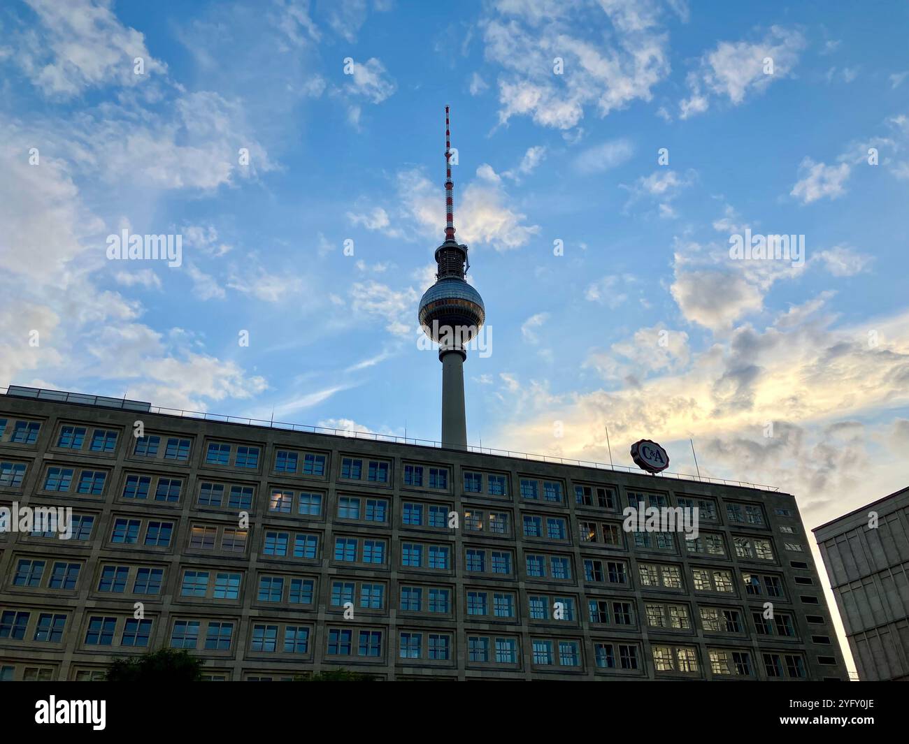 Il Berliner Fernsehturm (torre della televisione) ad Alexanderplatz. Mitte, Berlino, Germania. 26 settembre 2022. - Immagine stock catturata con smartphone