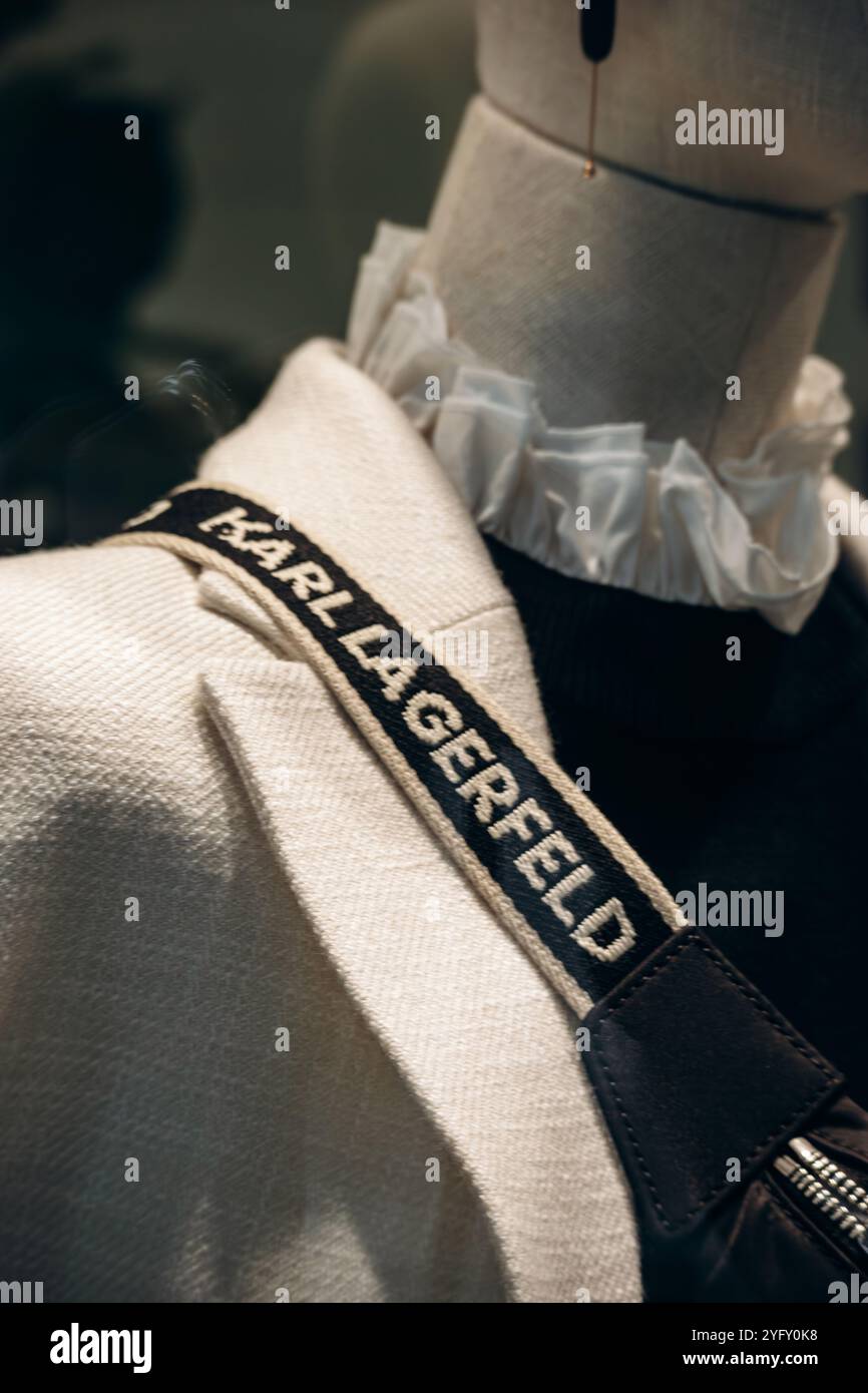 Nizza, Francia - 2 novembre 2024: Tracolla per borse con marchio Karl Lagerfeld su un manichino in una vetrina boutique Foto Stock