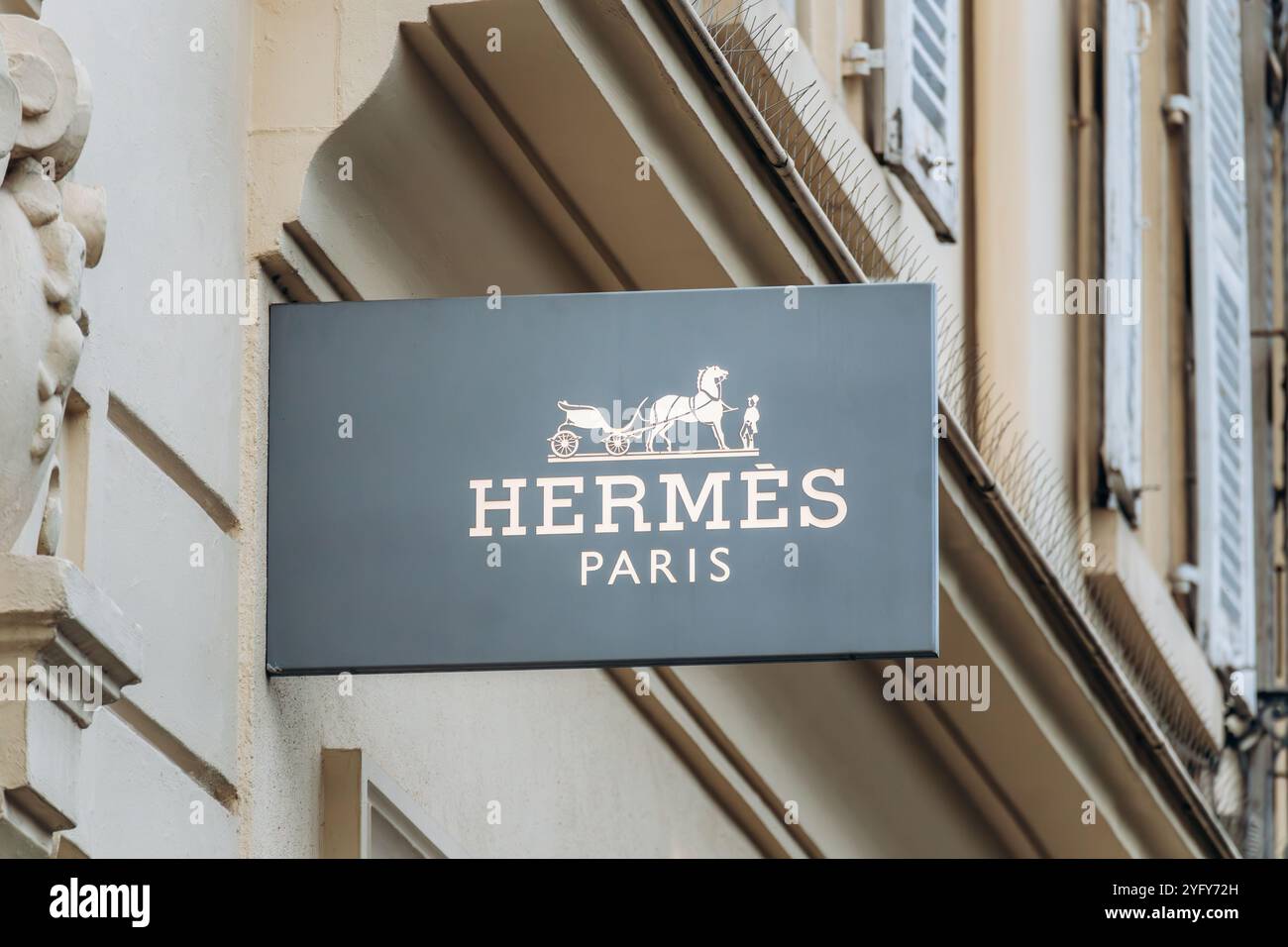 Nizza, Francia - 2 novembre 2024: Cartello della boutique Hermes nel centro di Nizza Foto Stock