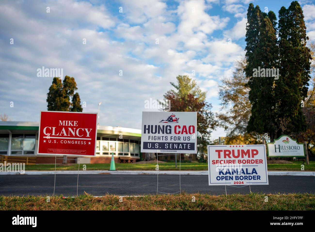 Hillsboro, Stati Uniti. 5 novembre 2024. I cartelli per i candidati repubblicani sono esposti il giorno delle elezioni fuori dalla Old Stone School di Hillsboro, Virginia, martedì 5 novembre 2024. Più di 78 milioni di elettori hanno già votato, per posta o di persona, in 47 stati e nel Distretto di Columbia. Foto di Bonnie Cash/UPI credito: UPI/Alamy Live News Foto Stock