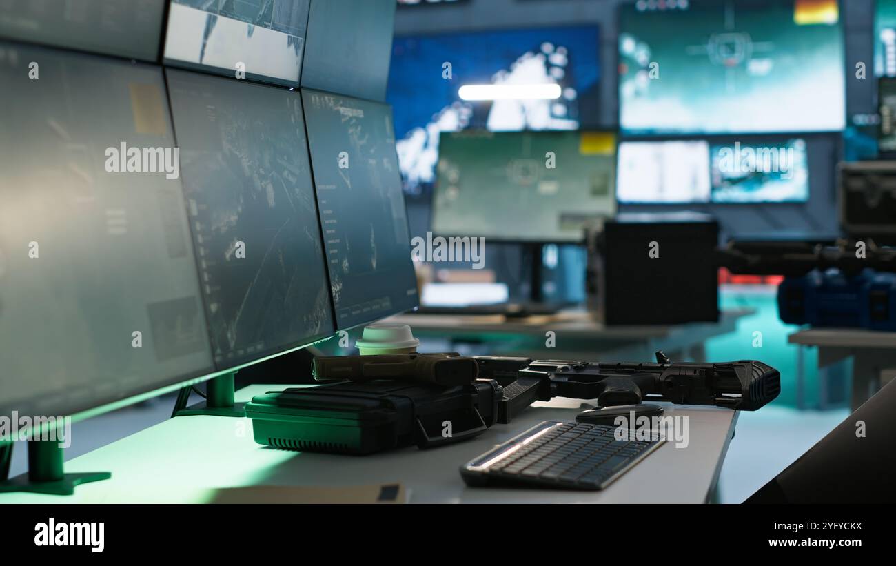 Armi nella struttura governativa dell'esercito usate per attaccare le forze nemiche. Pistole sul tavolo in una base militare vuota con sistemi radar, preparate per l'inizio della missione d'assalto Foto Stock