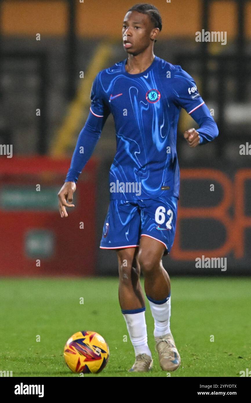 Ishe Samuels Smith (62 Chelsea) controlla la palla durante il match EFL Trophy tra Cambridge United e Chelsea Under 21 al Cledara Abbey Stadium di Cambridge martedì 5 novembre 2024. (Foto: Kevin Hodgson | mi News) crediti: MI News & Sport /Alamy Live News Foto Stock