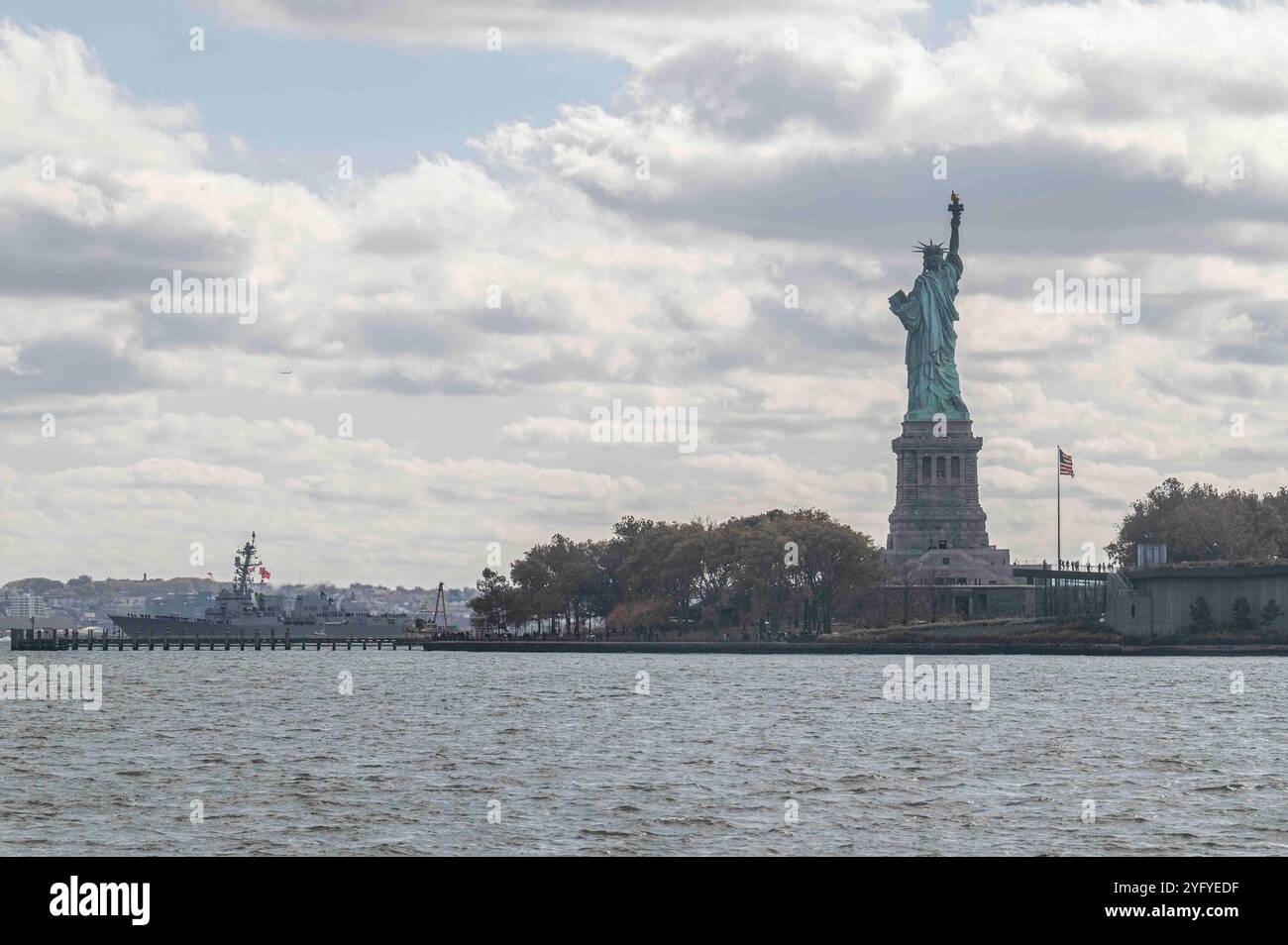 Il cacciatorpediniere missilistico guidato classe Arleigh Burke USS John Basilone (DDG 122) naviga sul fiume Hudson, vicino al New Jersey e a New York, 4 novembre 2024. John Basilone sarà commissionato a New York il 9 novembre. (Foto del corpo dei Marines degli Stati Uniti a cura del sergente Danny Gonzalez) Foto Stock