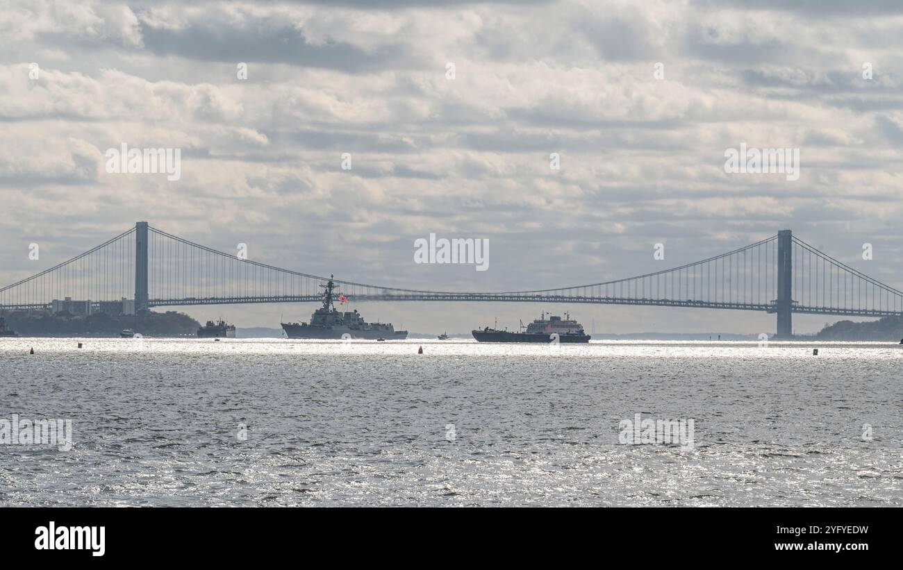 Il cacciatorpediniere missilistico guidato classe Arleigh Burke USS John Basilone (DDG 122) naviga sul fiume Hudson, vicino al New Jersey e a New York, 4 novembre 2024. John Basilone sarà commissionato a New York il 9 novembre. (Foto del corpo dei Marines degli Stati Uniti a cura del sergente Danny Gonzalez) Foto Stock