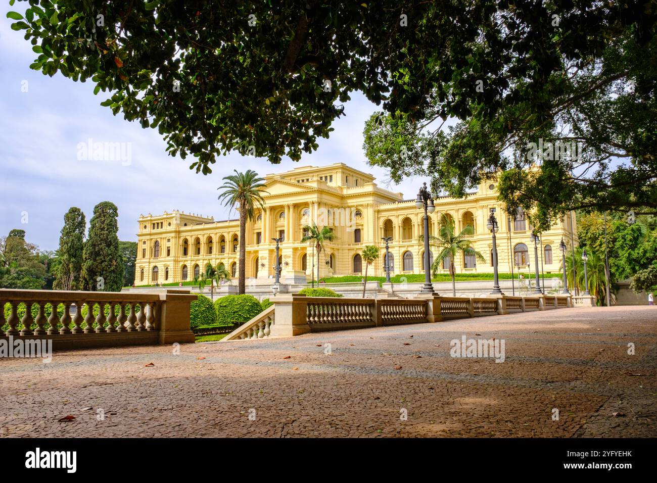 Maestosa facciata neoclassica, Museo Ipiranga, monumento storico a São Paolo, Brasile, circondato da giardini lussureggianti e dettagli architettonici decorati Foto Stock