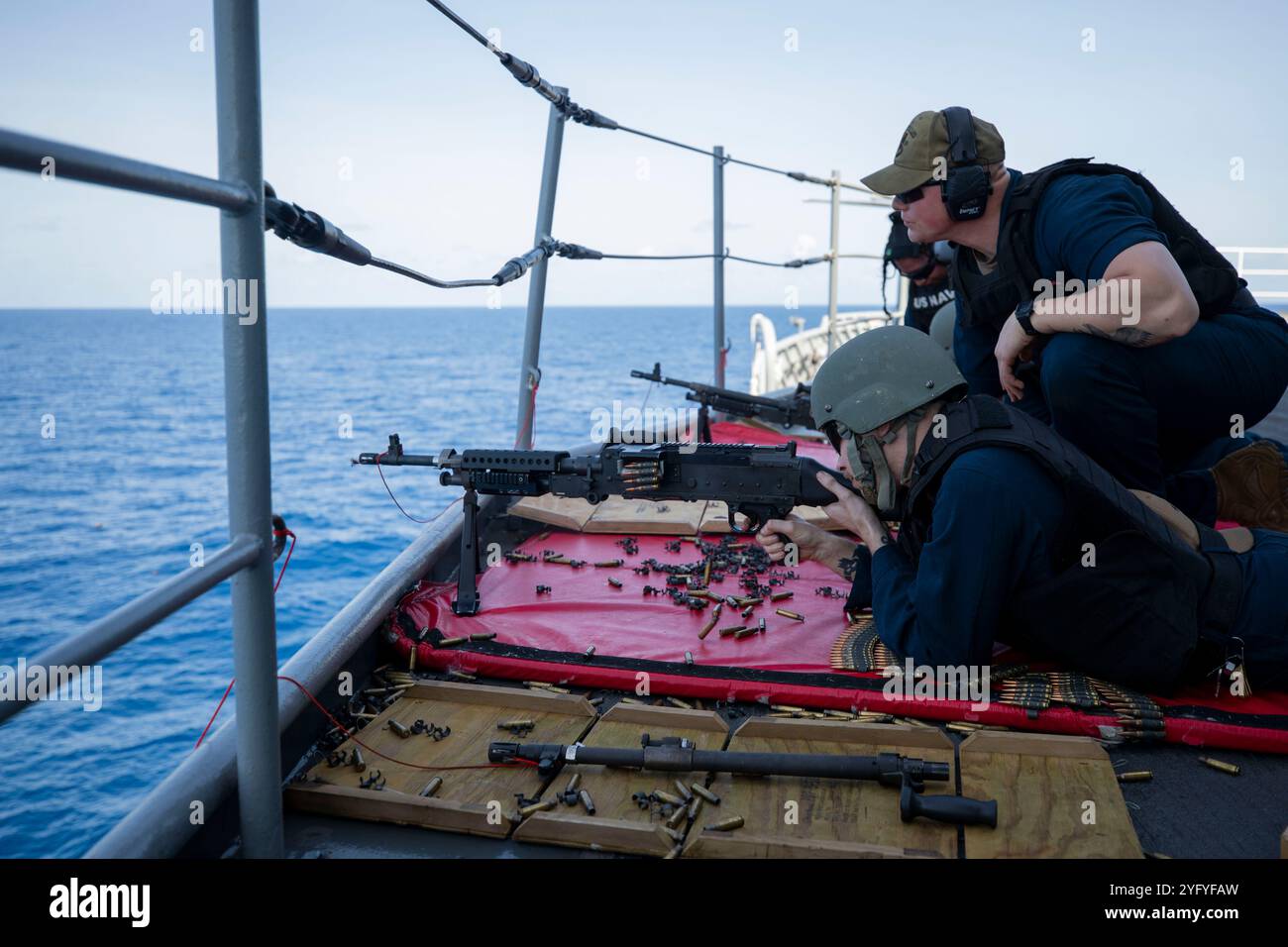 INDIAN OCEAN (18 settembre 2024) – Gunner's Mate Seaman David Ramsey, top, assegnato al sottomarino USS Emory S. Land (AS 39), supervisiona Emory S. Land Sailors durante un'esercitazione di fuoco vivo durante il 18 settembre. Emory S. Land è in servizio a supporto della 7th Fleet degli Stati Uniti, la più grande flotta della Marina degli Stati Uniti schierata in avanti, operando con alleati e partner nel preservare una regione indo-pacifica libera e aperta. Emory S. Land fornisce servizi di manutenzione, servizi e supporto logistico di livello intermedio per i sottomarini distribuiti. (Foto della Marina degli Stati Uniti di Mass Communication Specialist S Foto Stock