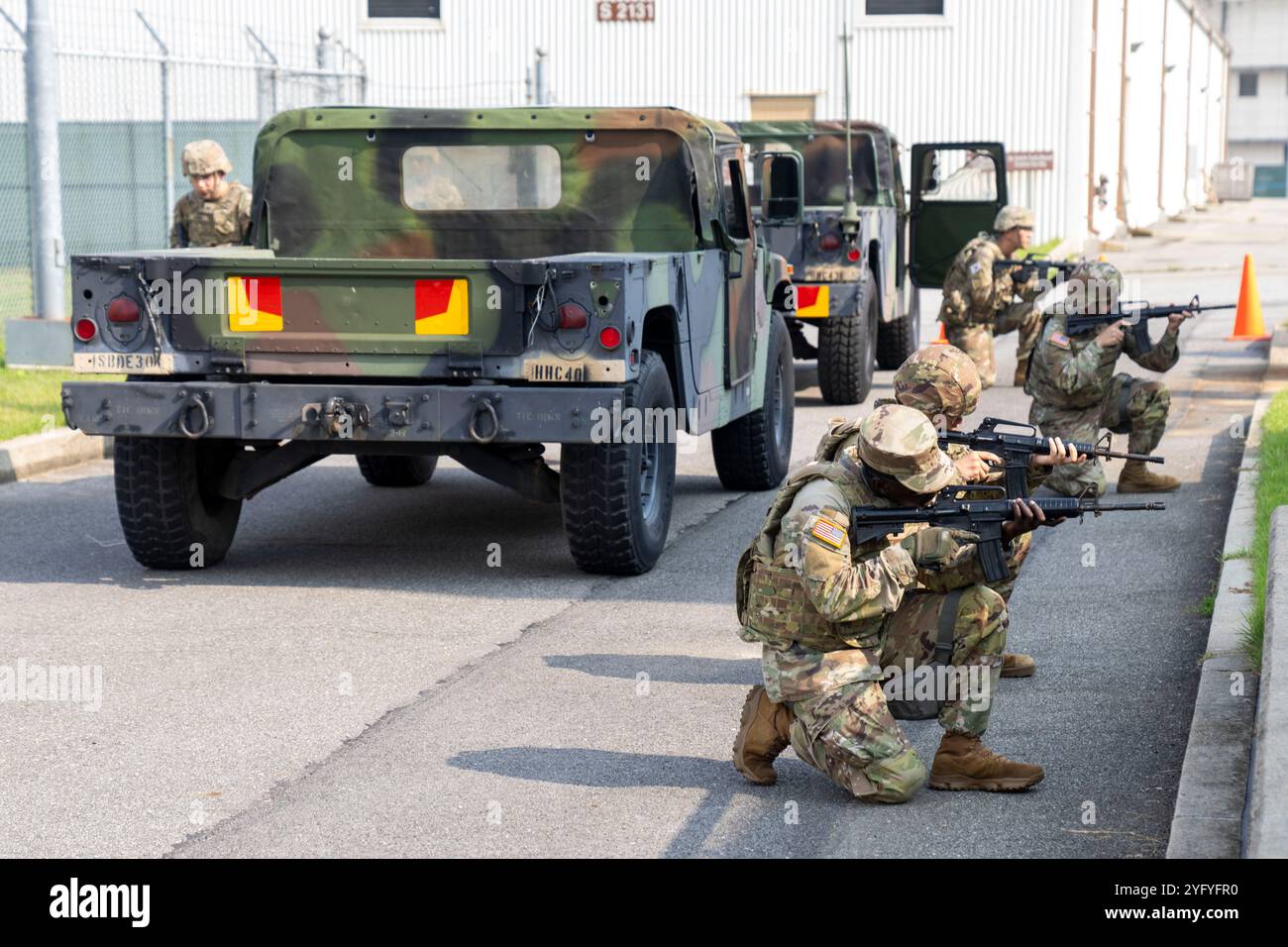 I soldati dell'esercito degli Stati Uniti della 304th Expeditionary Signal Brigade Enhanced, 1st Signal Brigade, stabilirono la sicurezza a Camp Humphreys, Corea del Sud, 27 settembre 2024. Il 304th Battalion è il battaglione di segnale tattico della 1st Signal Brigade, si allena costantemente per essere pronto a combattere stasera. ( Foto dell'esercito statunitense dell'esercito della Repubblica di Corea PFC. Sungha Ryoo) Foto Stock