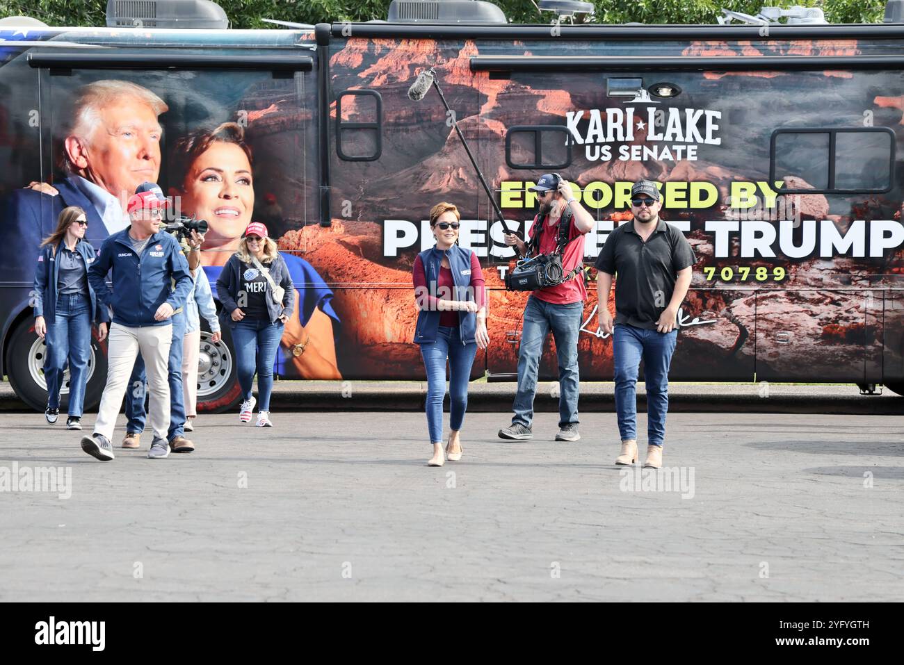 Mesa, Stati Uniti. 5 novembre 2024. Il candidato repubblicano al Senato Kari Lake e suo figlio Leo Halperin scendono dal suo autobus per poter votare al Mesa Convention Center di Mesa, Arizona, il 5 novembre 2024. Lake ha già votato all'inizio delle elezioni generali del 2024. (Foto di: Alexandra Buxbaum/Sipa USA) credito: SIPA USA/Alamy Live News Foto Stock