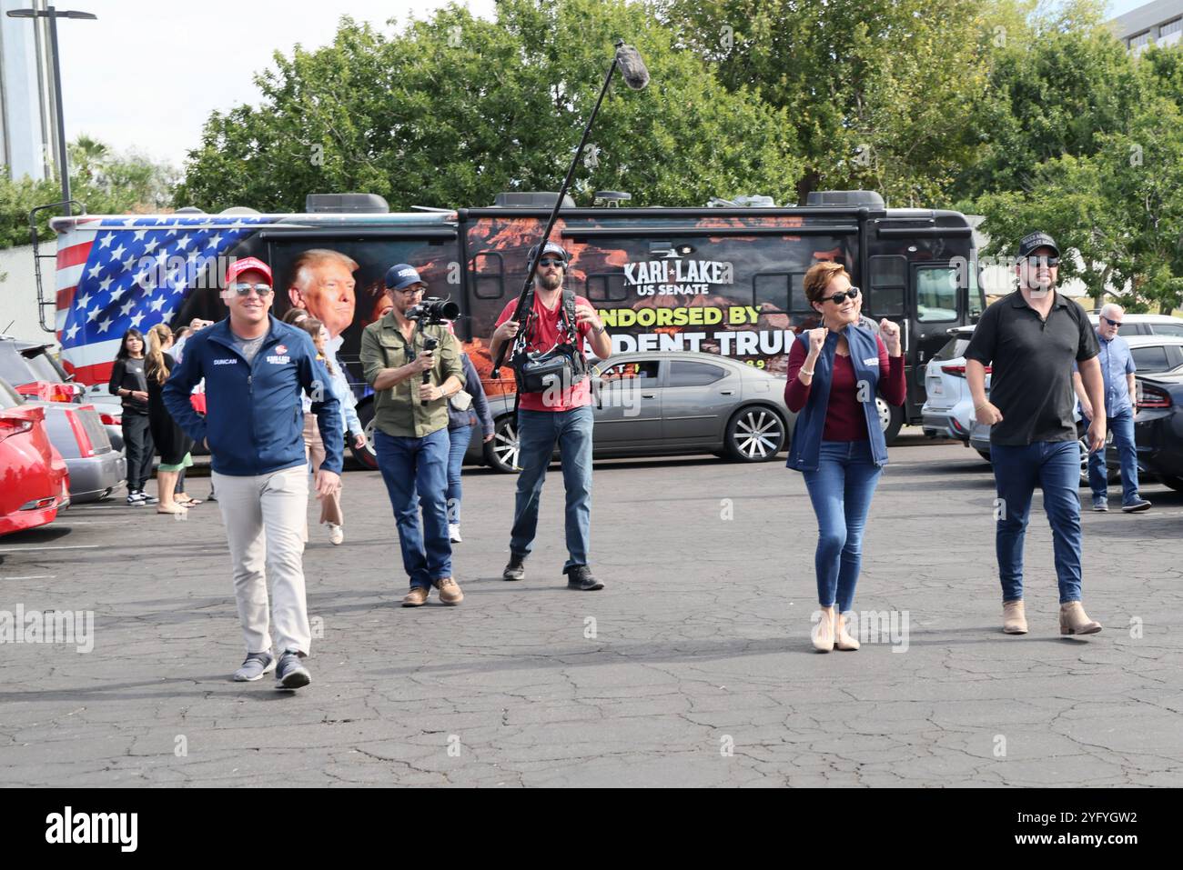 Mesa, Stati Uniti. 5 novembre 2024. Il candidato repubblicano al Senato Kari Lake e suo figlio Leo Halperin scendono dal suo autobus per poter votare al Mesa Convention Center di Mesa, Arizona, il 5 novembre 2024. Lake ha già votato all'inizio delle elezioni generali del 2024. (Foto di: Alexandra Buxbaum/Sipa USA) credito: SIPA USA/Alamy Live News Foto Stock