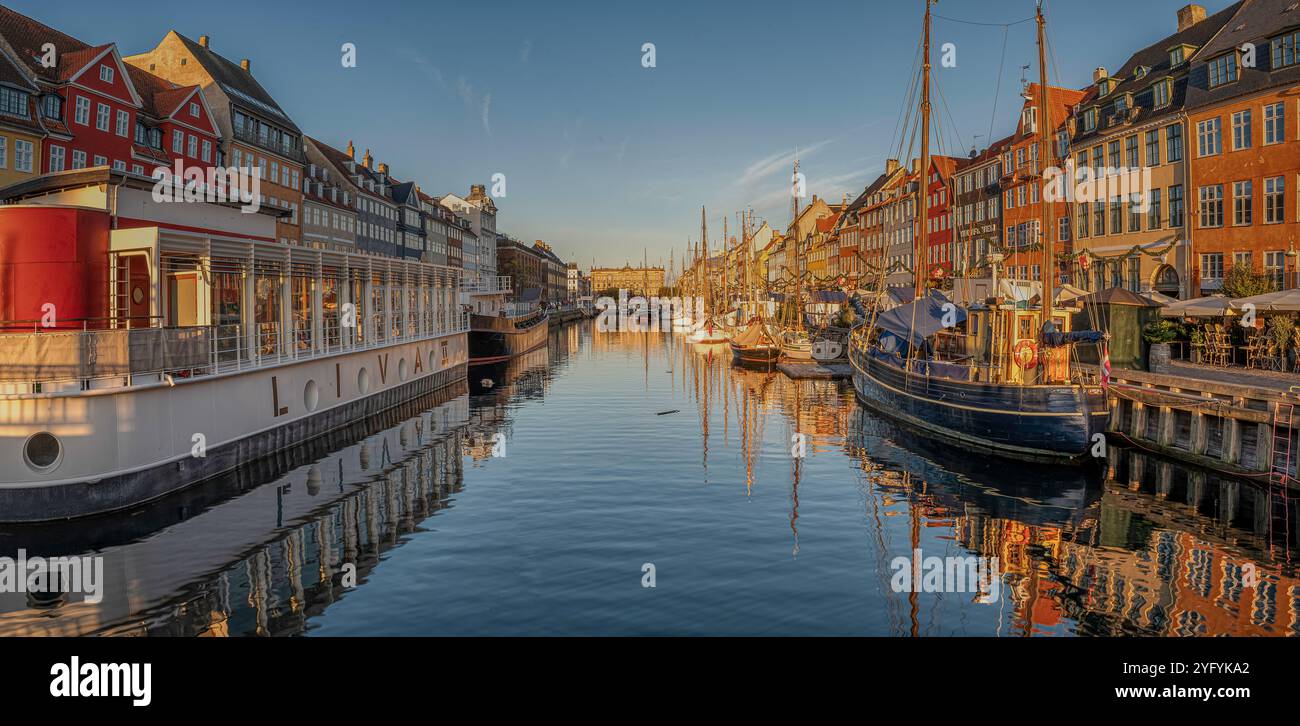 Nyhavn Canal a Copenaghen, dove le vecchie barche da pesca sono ormeggiate al sole del mattino, Danimarca, 2 novembre 2024 Foto Stock