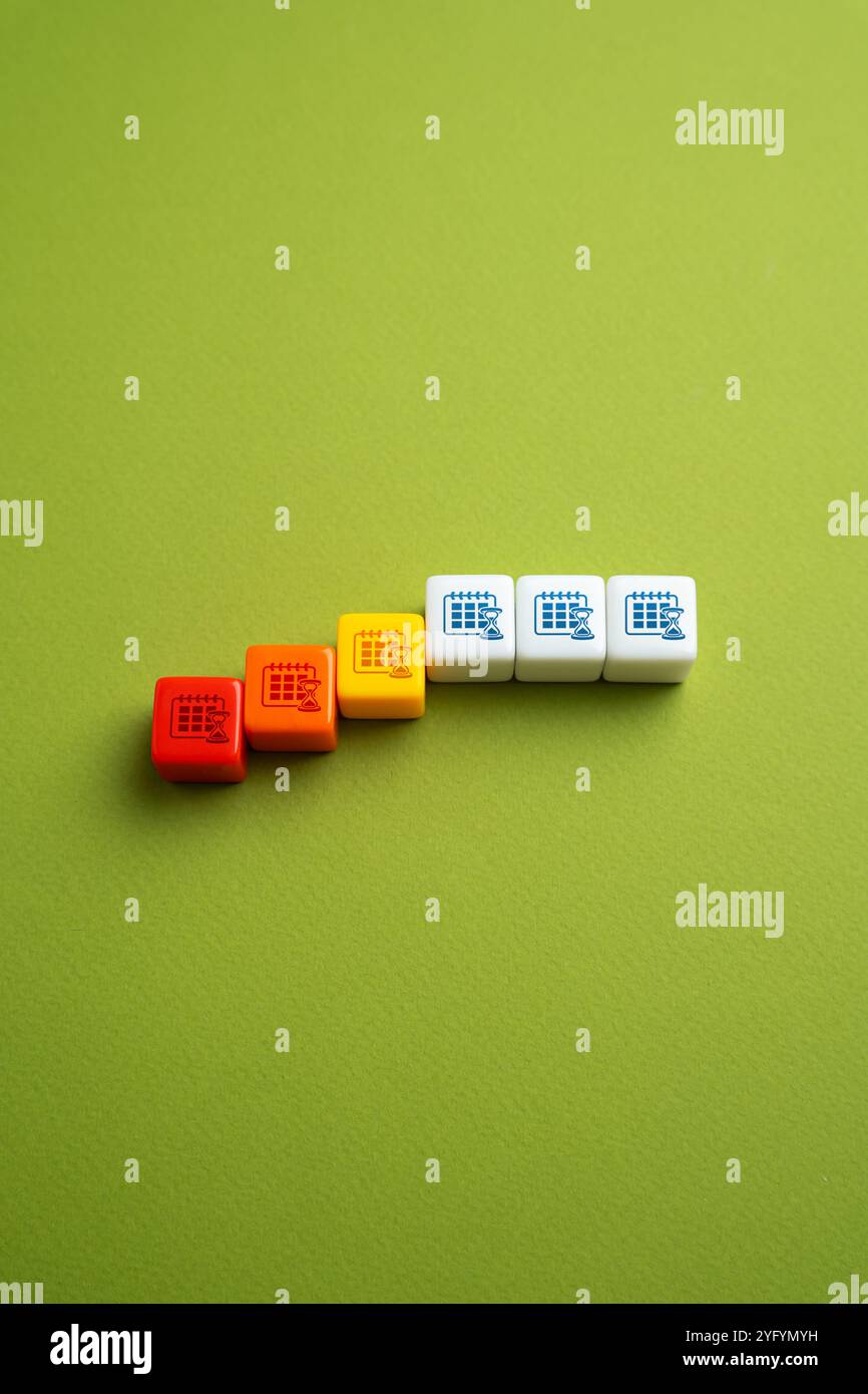 Un periodo di tempo che sta per finire Termine finale. Completare tutte le attività prima della scadenza del termine stabilito. Pianificazione e ottimizzazione del lavoro. Redu Foto Stock