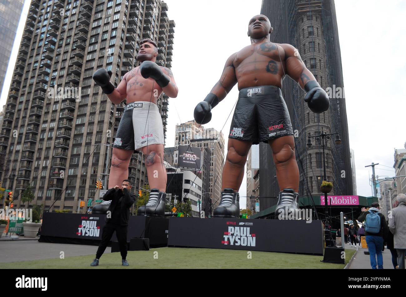 4 novembre 2024, New York, Stati Uniti: Balloons of Jake Paul, Left, e Mike Tyson, Right, che pubblicizzano il prossimo incontro di boxe tra Jake Paul e Mike Tyson sono visti a Manhattan, New York City. (Credit Image: © Jimin Kim/SOPA Images via ZUMA Press Wire) SOLO PER USO EDITORIALE! Non per USO commerciale! Foto Stock