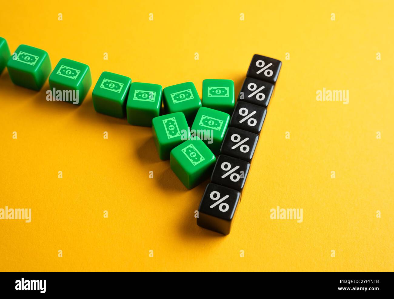 Dazi protettivi per proteggere il mercato interno dal dumping sui prezzi. Politica economica. Tasse elevate, prestiti costosi, alto tasso chiave della banca centrale. Foto Stock