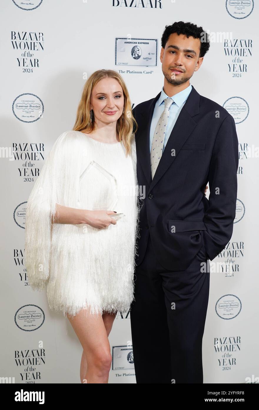 Archie Madekwe (a destra) con Sophie Turner che ha vinto il Performance Award agli Harper's Bazaar Women of the Year 2024 Awards, al Claridges di Londra. Data foto: Martedì 5 novembre 2024. Foto Stock