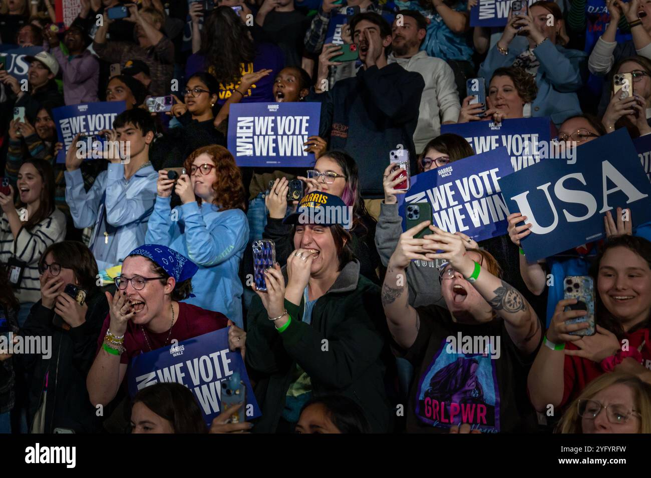 Allentown, Stati Uniti. 4 novembre 2024. Sostenitori durante la manifestazione elettorale del candidato presidenziale democratico, il vicepresidente degli Stati Uniti Kamala Harris al Muhlenberg College. A un giorno dal giorno delle elezioni, il vicepresidente Kamala Harris sta facendo campagna elettorale nello stato di oscillazione con il maggior numero di voti in palio. (Foto di Michael Nigro/Pacific Press) credito: Pacific Press Media Production Corp./Alamy Live News Foto Stock