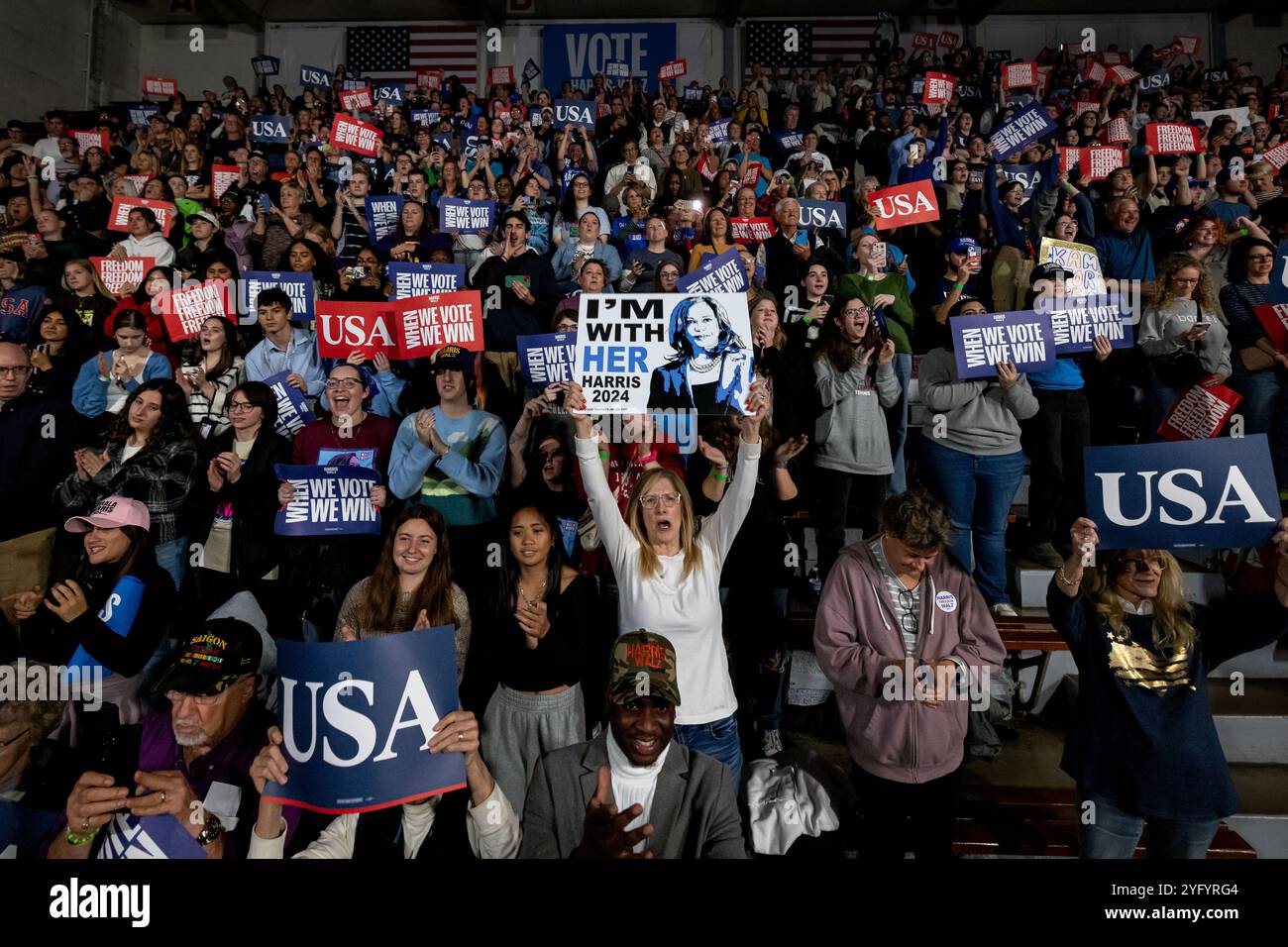 Allentown, Stati Uniti. 4 novembre 2024. Sostenitori durante la manifestazione elettorale del candidato presidenziale democratico, il vicepresidente degli Stati Uniti Kamala Harris al Muhlenberg College. A un giorno dal giorno delle elezioni, il vicepresidente Kamala Harris sta facendo campagna elettorale nello stato di oscillazione con il maggior numero di voti in palio. (Foto di Michael Nigro/Pacific Press) credito: Pacific Press Media Production Corp./Alamy Live News Foto Stock