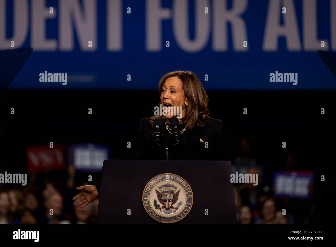 Allentown, Stati Uniti. 4 novembre 2024. La candidata presidenziale democratica, il vicepresidente degli Stati Uniti Kamala Harris, parla durante una manifestazione elettorale al Muhlenberg College. A un giorno dal giorno delle elezioni, il vicepresidente Kamala Harris sta facendo campagna elettorale nello stato di oscillazione con il maggior numero di voti in palio. (Foto di Michael Nigro/Pacific Press) credito: Pacific Press Media Production Corp./Alamy Live News Foto Stock