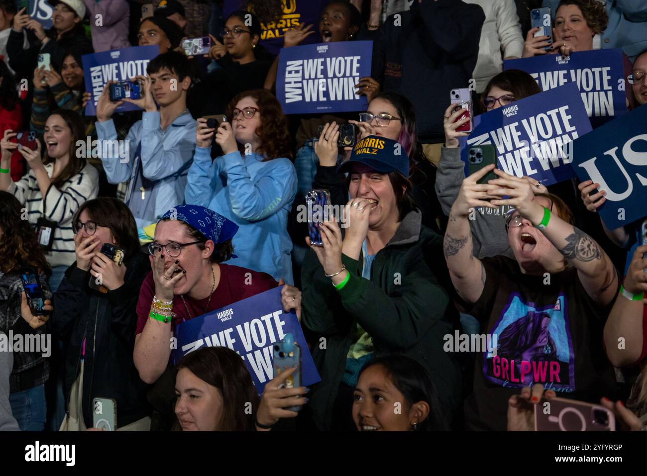 Allentown, Stati Uniti. 4 novembre 2024. Sostenitori durante la manifestazione elettorale del candidato presidenziale democratico, il vicepresidente degli Stati Uniti Kamala Harris al Muhlenberg College. A un giorno dal giorno delle elezioni, il vicepresidente Kamala Harris sta facendo campagna elettorale nello stato di oscillazione con il maggior numero di voti in palio. (Foto di Michael Nigro/Pacific Press) credito: Pacific Press Media Production Corp./Alamy Live News Foto Stock