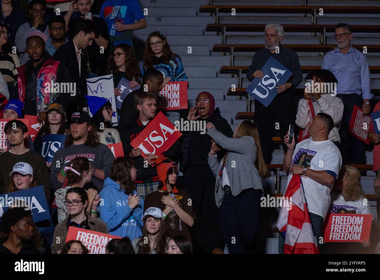 Allentown, Stati Uniti. 4 novembre 2024. Sostenitori durante la manifestazione elettorale del candidato presidenziale democratico, il vicepresidente degli Stati Uniti Kamala Harris al Muhlenberg College. A un giorno dal giorno delle elezioni, il vicepresidente Kamala Harris sta facendo campagna elettorale nello stato di oscillazione con il maggior numero di voti in palio. (Foto di Michael Nigro/Pacific Press) credito: Pacific Press Media Production Corp./Alamy Live News Foto Stock