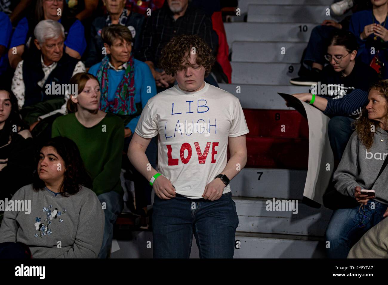 4 novembre 2024, Allentown, Pennsylvania, Stati Uniti: Sostenitori durante la campagna elettorale del candidato presidenziale democratico, il vicepresidente degli Stati Uniti Kamala Harris al Muhlenberg College. A un giorno dal giorno delle elezioni, il vicepresidente Kamala Harris sta facendo campagna elettorale nello stato di oscillazione con il maggior numero di voti in palio. (Credit Image: © Michael Nigro/Pacific Press via ZUMA Press Wire) SOLO PER USO EDITORIALE! Non per USO commerciale! Foto Stock