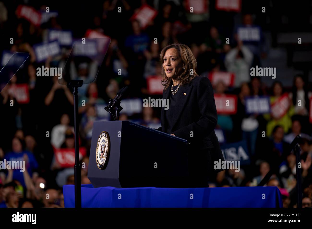 4 novembre 2024, Allentown, Pennsylvania, Stati Uniti: Candidata presidenziale democratica, il vicepresidente degli Stati Uniti Kamala Harris, parla durante una manifestazione elettorale al Muhlenberg College. A un giorno dal giorno delle elezioni, il vicepresidente Kamala Harris sta facendo campagna elettorale nello stato di oscillazione con il maggior numero di voti in palio. (Credit Image: © Michael Nigro/Pacific Press via ZUMA Press Wire) SOLO PER USO EDITORIALE! Non per USO commerciale! Foto Stock