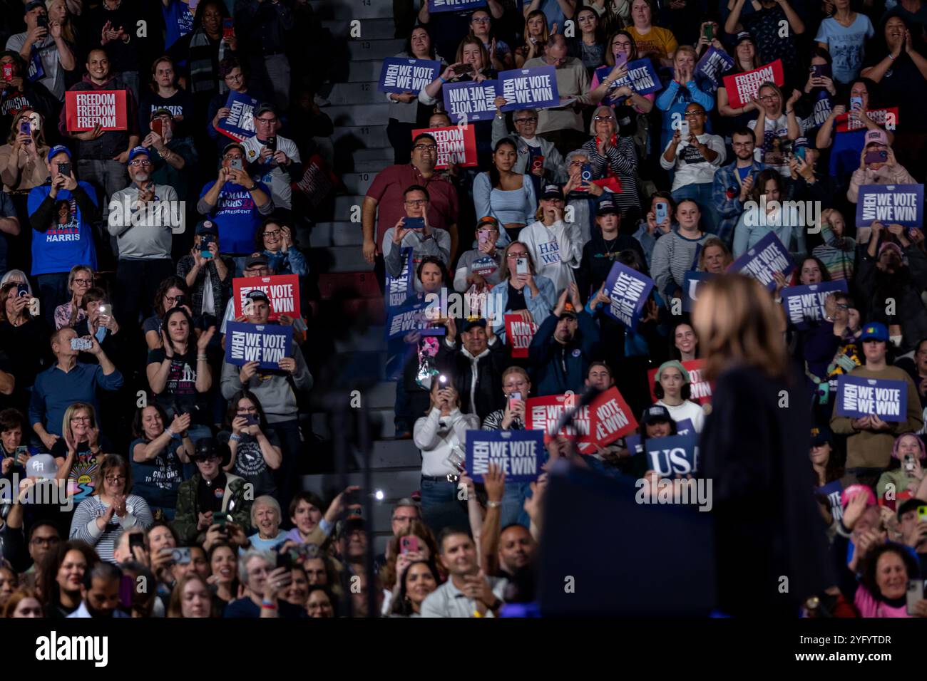 4 novembre 2024, Allentown, Pennsylvania, Stati Uniti: Candidata presidenziale democratica, il vicepresidente degli Stati Uniti Kamala Harris, parla durante una manifestazione elettorale al Muhlenberg College. A un giorno dal giorno delle elezioni, il vicepresidente Kamala Harris sta facendo campagna elettorale nello stato di oscillazione con il maggior numero di voti in palio. (Credit Image: © Michael Nigro/Pacific Press via ZUMA Press Wire) SOLO PER USO EDITORIALE! Non per USO commerciale! Foto Stock