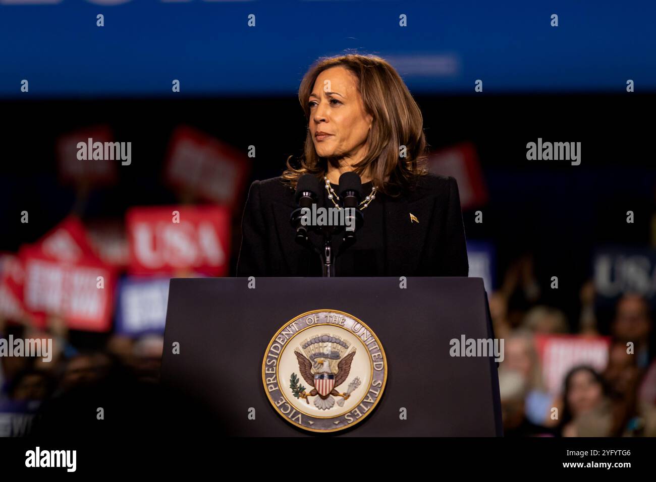 4 novembre 2024, Allentown, Pennsylvania, Stati Uniti: Candidata presidenziale democratica, il vicepresidente degli Stati Uniti Kamala Harris, parla durante una manifestazione elettorale al Muhlenberg College. A un giorno dal giorno delle elezioni, il vicepresidente Kamala Harris sta facendo campagna elettorale nello stato di oscillazione con il maggior numero di voti in palio. (Credit Image: © Michael Nigro/Pacific Press via ZUMA Press Wire) SOLO PER USO EDITORIALE! Non per USO commerciale! Foto Stock