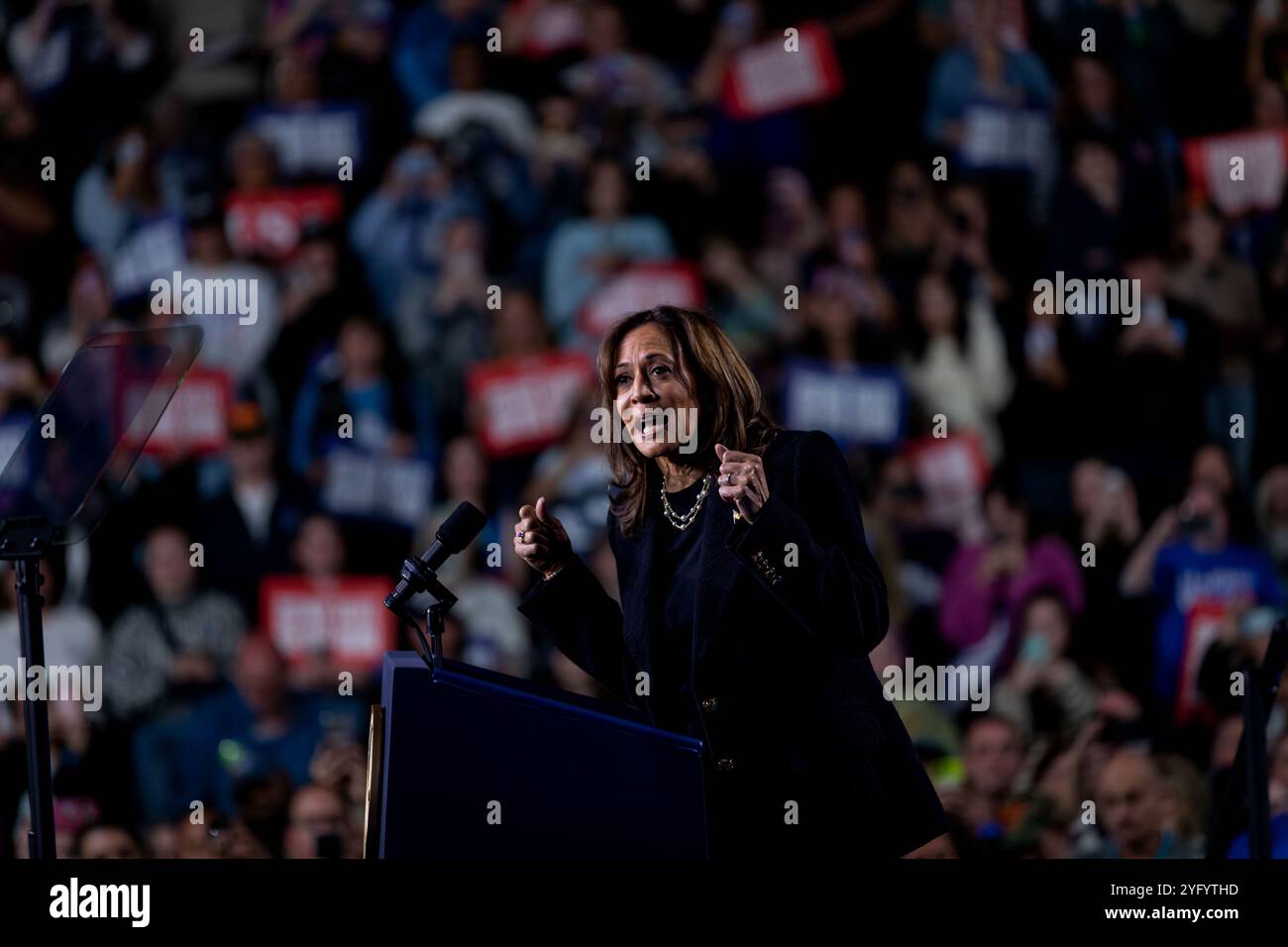 Allentown, Pennsylvania, Stati Uniti. 4 novembre 2024. La candidata presidenziale democratica, il vicepresidente degli Stati Uniti Kamala Harris, parla durante una manifestazione elettorale al Muhlenberg College. A un giorno dal giorno delle elezioni, il vicepresidente Kamala Harris sta facendo campagna elettorale nello stato di oscillazione con il maggior numero di voti in palio. (Credit Image: © Michael Nigro/Pacific Press via ZUMA Press Wire) SOLO PER USO EDITORIALE! Non per USO commerciale! Foto Stock