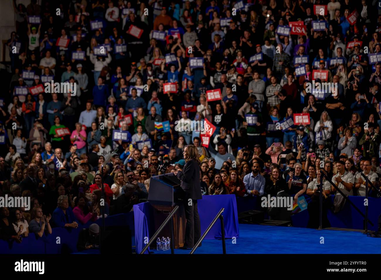4 novembre 2024, Allentown, Pennsylvania, Stati Uniti: Candidata presidenziale democratica, il vicepresidente degli Stati Uniti Kamala Harris, parla durante una manifestazione elettorale al Muhlenberg College. A un giorno dal giorno delle elezioni, il vicepresidente Kamala Harris sta facendo campagna elettorale nello stato di oscillazione con il maggior numero di voti in palio. (Credit Image: © Michael Nigro/Pacific Press via ZUMA Press Wire) SOLO PER USO EDITORIALE! Non per USO commerciale! Foto Stock