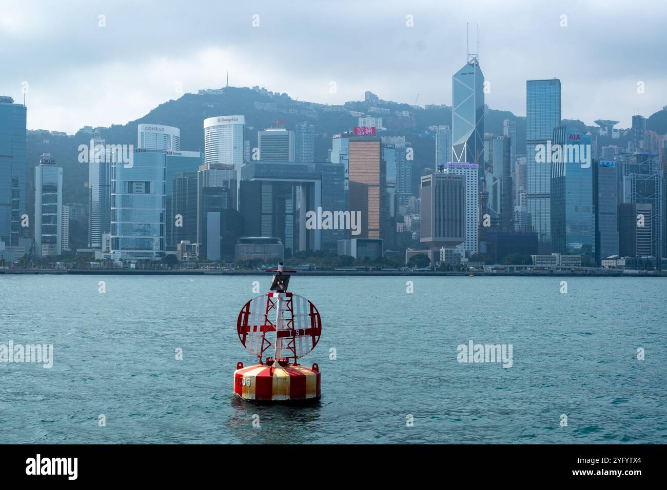 Scopri il vivace skyline di Hong Kong di giorno. Foto Stock