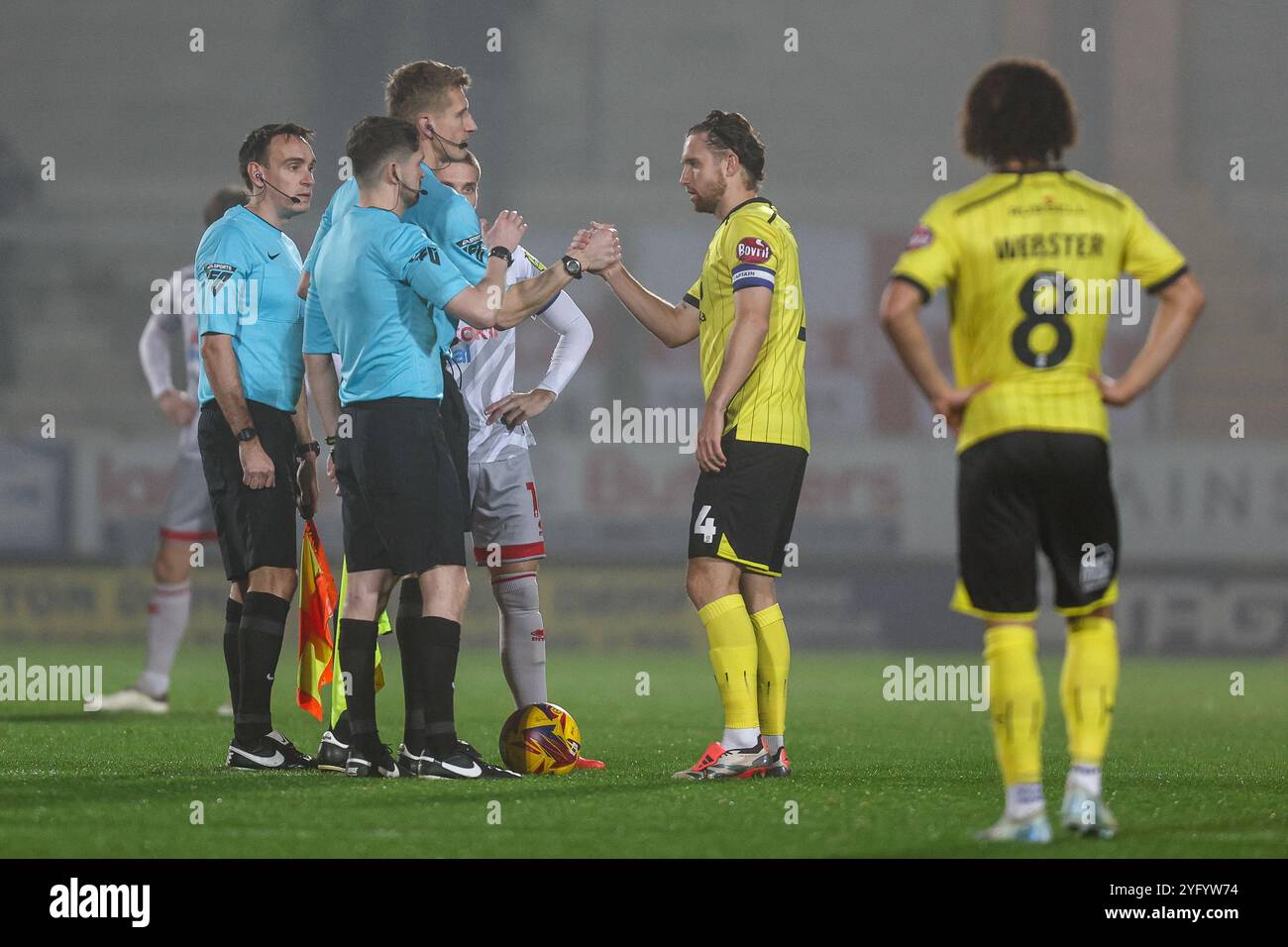 L'arbitro, Scott Oldham stringe la mano al 4° posto, Elliot Watt di Burton Albion durante la partita Sky Bet League 1 tra Burton Albion e Crawley Town allo Stadio Pirelli, Burton upon Trent, martedì 5 novembre 2024. (Foto: Stuart Leggett | notizie mi) Foto Stock