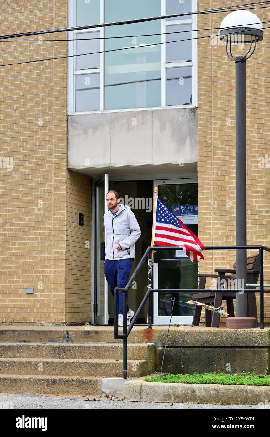 Wheaton, Illinois, Stati Uniti. Uomo che esce da un posto elettorale nella periferia di Chicago dopo aver votato alle elezioni presidenziali del 2024. Foto Stock