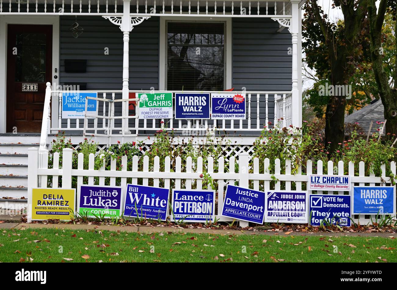 Wheaton, Illinois, Stati Uniti. I candidati sono in mostra nella contea di DuPage, nella periferia di Chicago, per le elezioni presidenziali del 2024. Foto Stock
