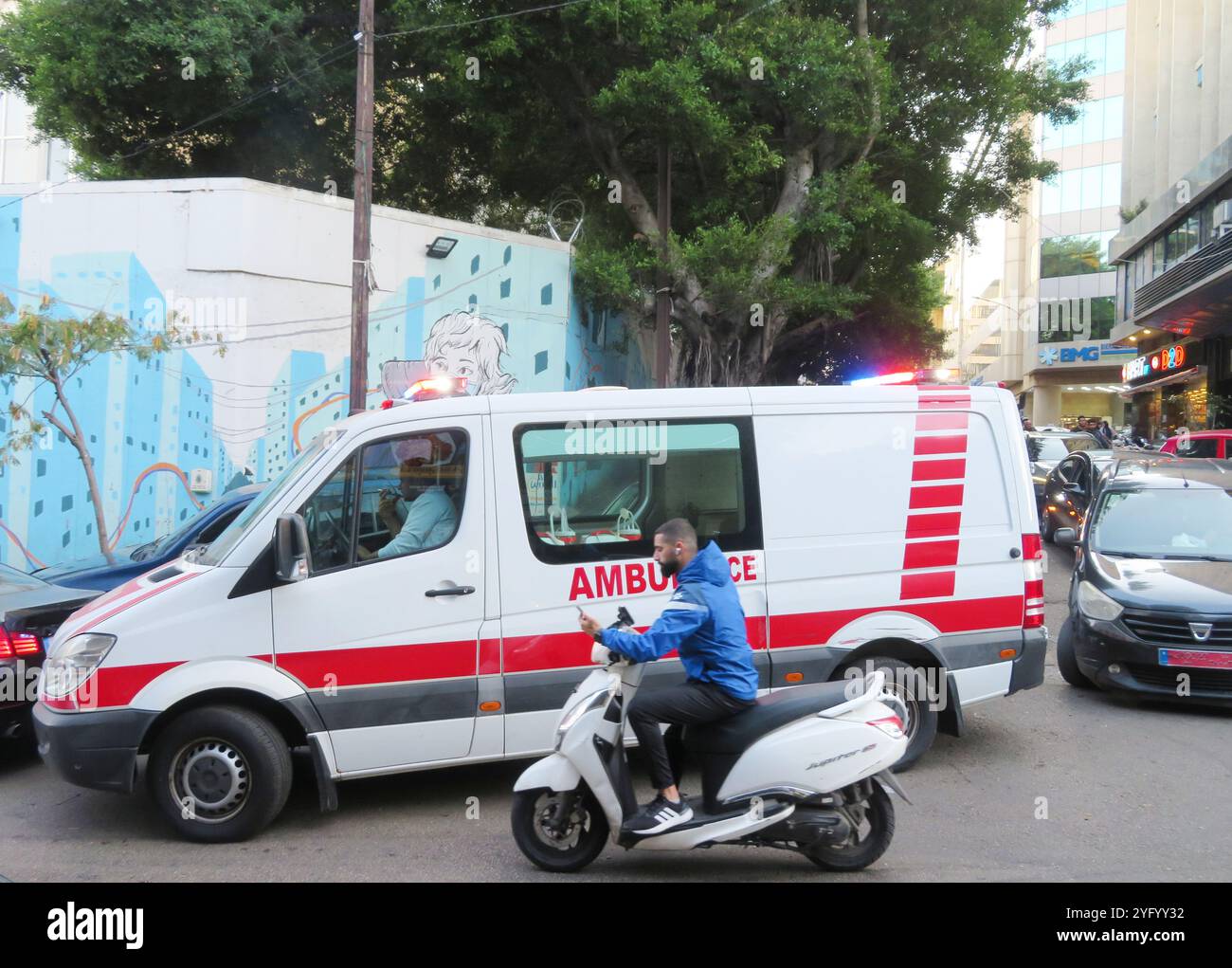 Beirut, Libano. 4 novembre 2024. Un colpo scattato in una strada di Beirut, Libano, 4 novembre 2024. (Foto di Elisa Gestri/Sipa USA) credito: SIPA USA/Alamy Live News Foto Stock