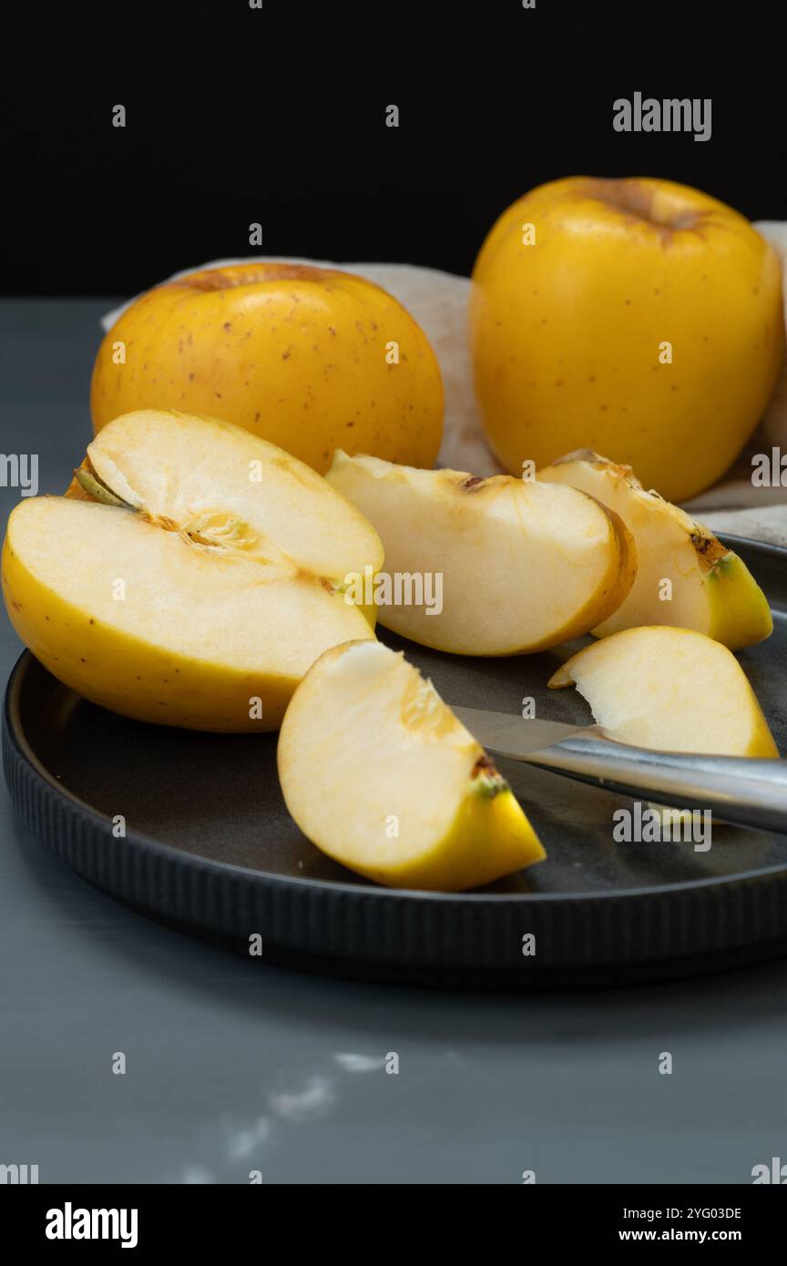 Primo piano di mele affettate su un piatto grigio. Foto Stock