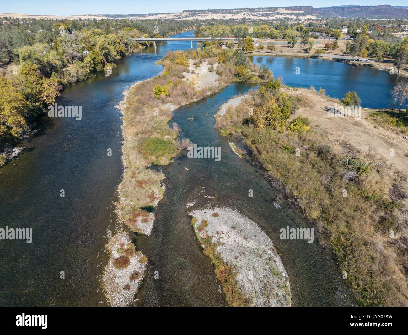 Una vista aerea del fiume piuma che scorre attraverso Butte County vicino Oroville, nel nord della California. Foto Stock