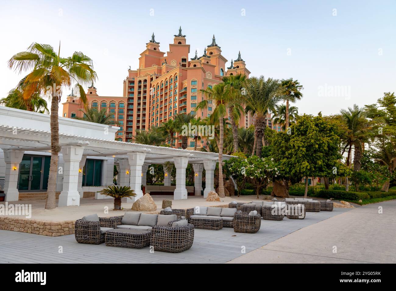 Vista in prima serata dell'hotel Atlantis The Palm a Dubai con posti a sedere all'aperto ad uso degli ospiti, Emirati Arabi Uniti Foto Stock