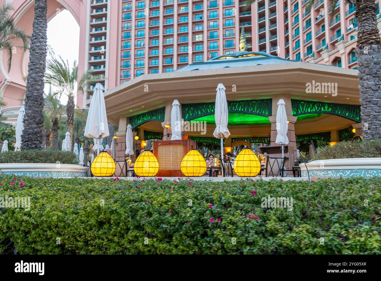 Gli ospiti cenano al ristorante Shore situato nei giardini dell'hotel Atlantis The Palm a Dubai Foto Stock