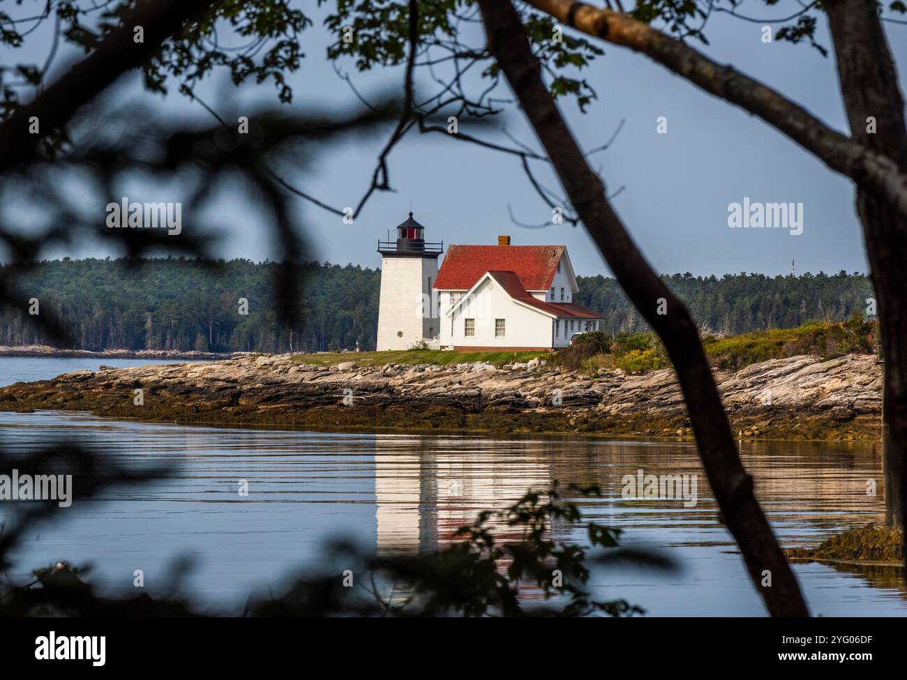 Hendricks Head Light sulla costa rocciosa dell'Oceano Atlantico alla foce del fiume Sheepscot a Southport, Maine USA Foto Stock