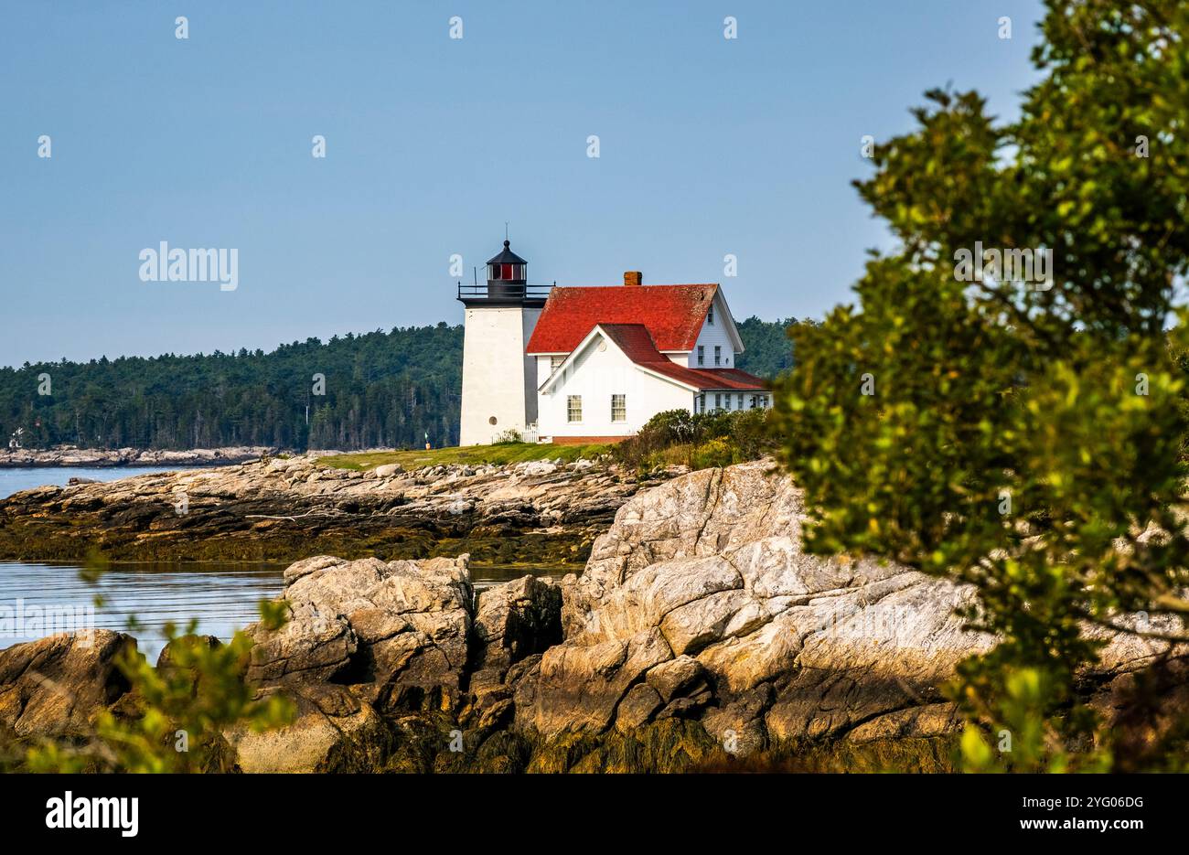 Hendricks Head Light sulla costa rocciosa dell'Oceano Atlantico alla foce del fiume Sheepscot a Southport, Maine USA Foto Stock