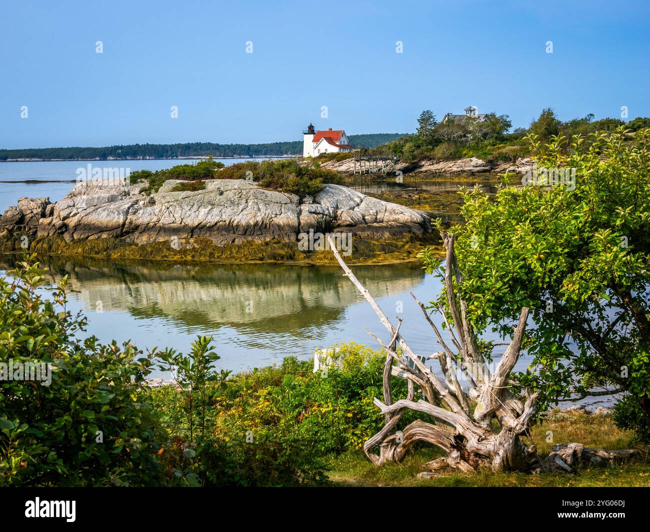 Hendricks Head Light sulla costa rocciosa dell'Oceano Atlantico alla foce del fiume Sheepscot a Southport, Maine USA Foto Stock