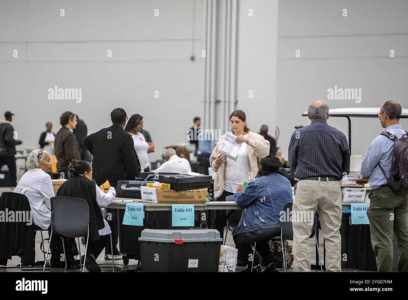 Detroit, Michigan, Stati Uniti. 5 novembre 2024. I lavoratori elettorali della città di Detroit contano le schede assentate il giorno delle elezioni nel centro congressi della città. Crediti: Jim West/Alamy Live News Foto Stock