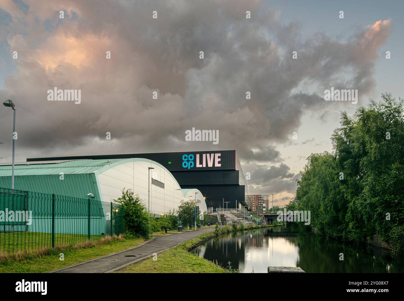 Manchester Tennis and Football Centre e Co op Live Arena dal sentiero pedonale di Ashton Canal: Phillip Roberts Foto Stock