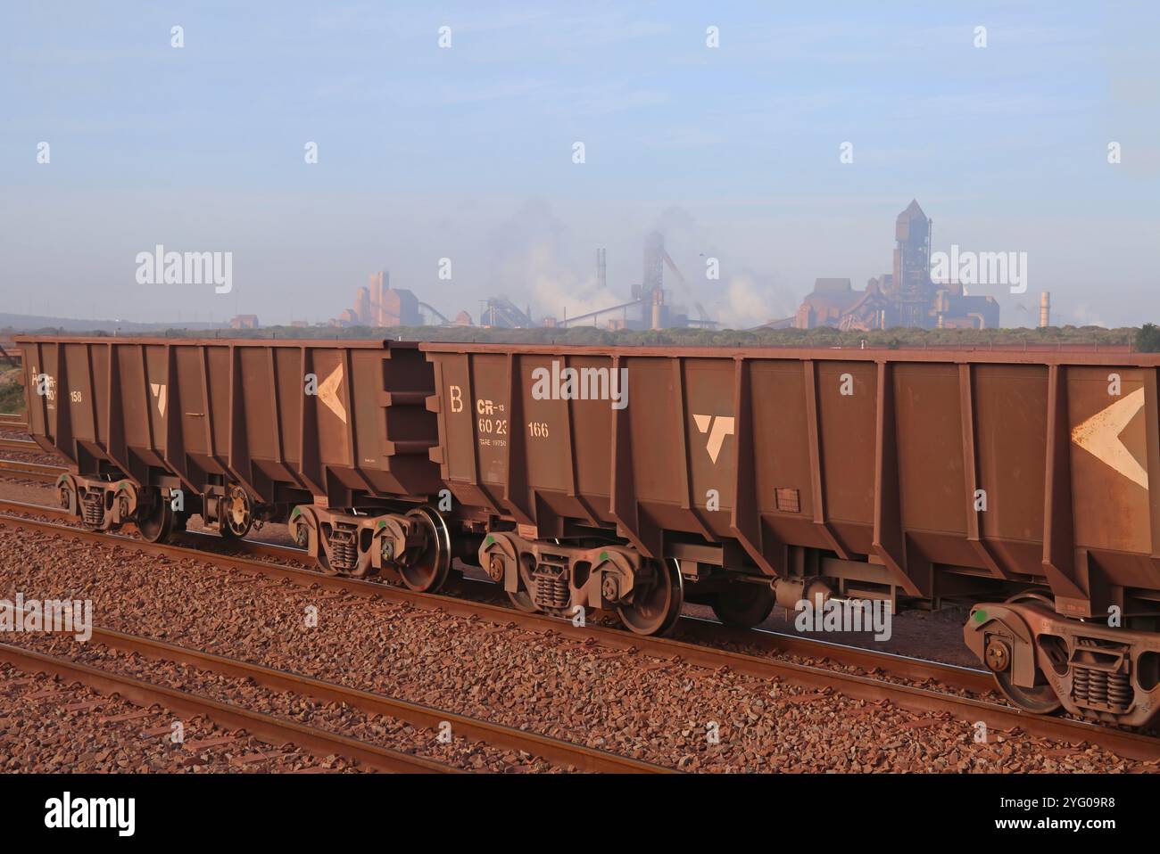 Carri tramoggia di minerali a Saldanha Steel sulla linea ferroviaria Sishen-Saldanha sulla costa occidentale del Sudafrica. Foto Stock