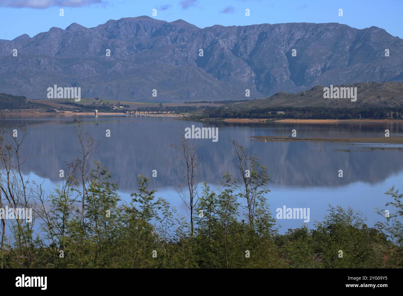 Vista della diga di Theewaterskloof dal Dennehof, Dipartimento degli affari dell'acqua. Foto Stock