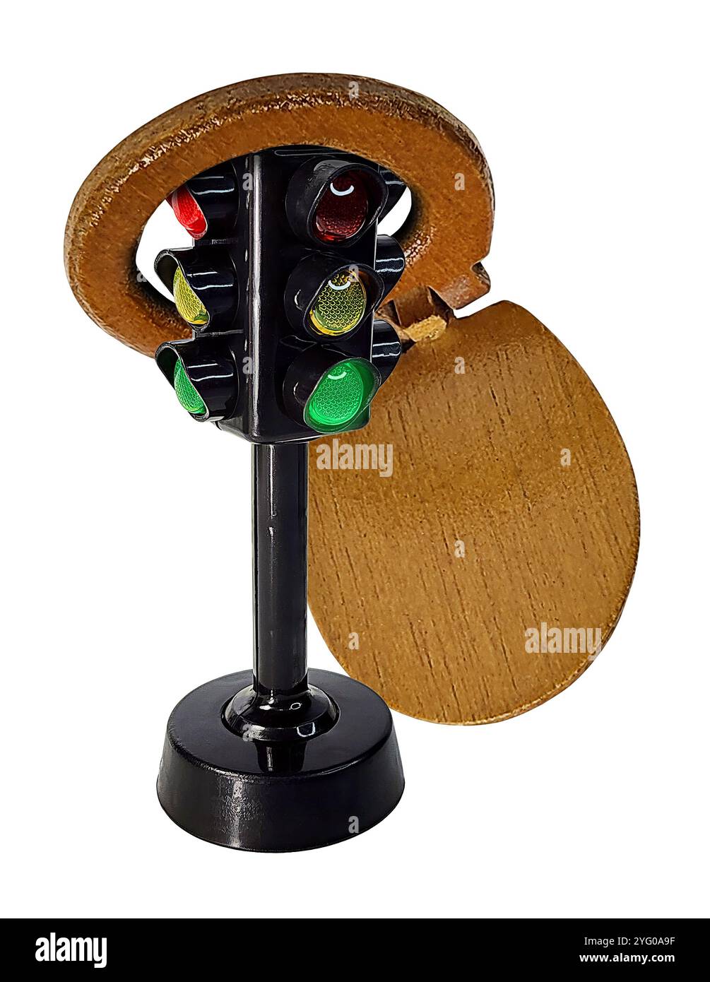 Semaforo con luci rosse, gialle e verdi visto dall'angolo con sedile del WC per mostrare i problemi urgenti del bagno Foto Stock