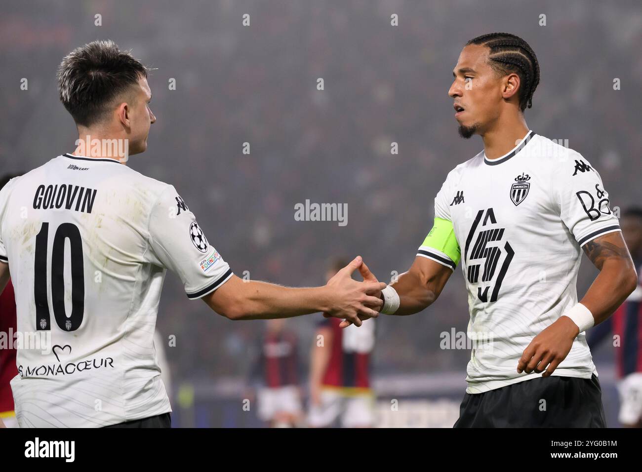 Bologna, Italia. 5 novembre 2024. Thilo Kehrer dell'AS Monaco FC (r) festeggia con Aleksandr Golovin dopo aver segnato il gol di 0-1 durante la partita di Champions League tra Bologna FC e AS Monaco FC allo stadio Renato Dall'Ara di Bologna (Italia), 5 novembre 2024. Crediti: Insidefoto di andrea staccioli/Alamy Live News Foto Stock