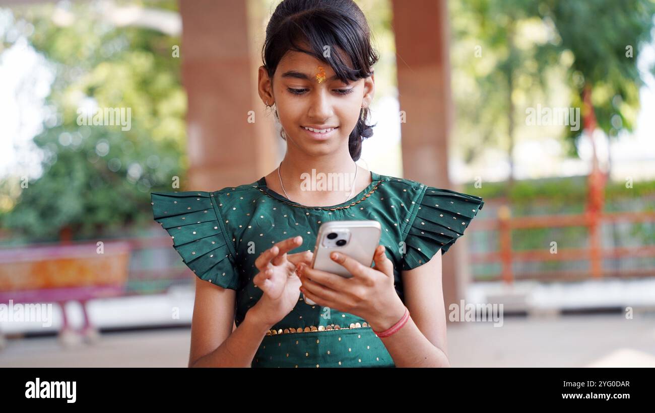 Felice giovane studentessa adolescente che utilizza l'app per telefono cellulare chattare shopping incontri ricerca online nuovi amici sul social network. Sorridente gi millenari Foto Stock