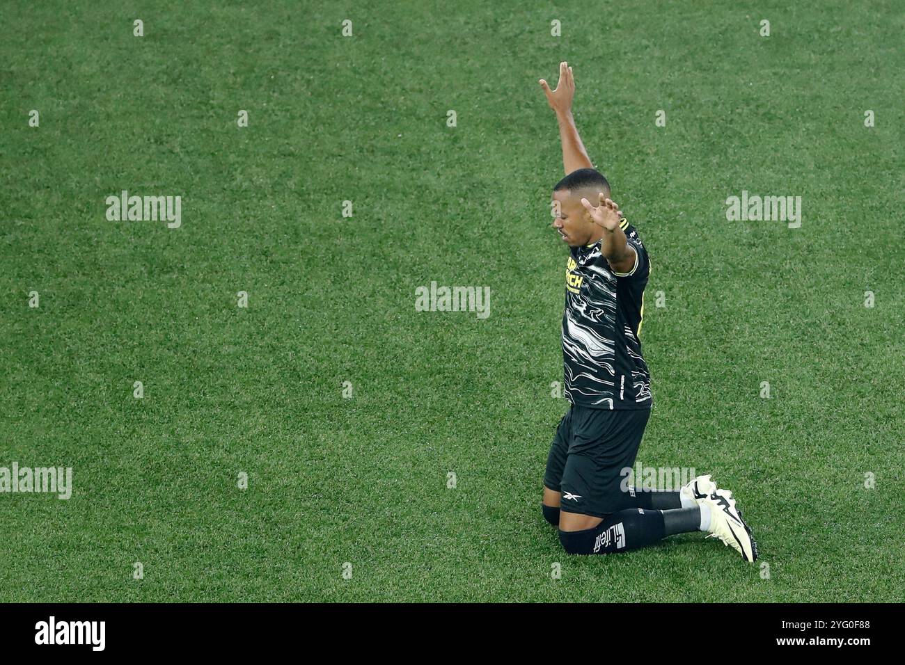 Rio de Janeiro, Brasile. 5 novembre 2024. Marlon Freitas di Botafogo pregano di inginocchiarsi prima della partita tra Botafogo e Vasco da Gama, per la serie A 2024 brasiliana, allo Stadio Nilton Santos, a Rio de Janeiro il 5 novembre 2024. Foto: Nadine Freitas/DiaEsportivo/Alamy Live News crediti: DiaEsportivo/Alamy Live News Foto Stock